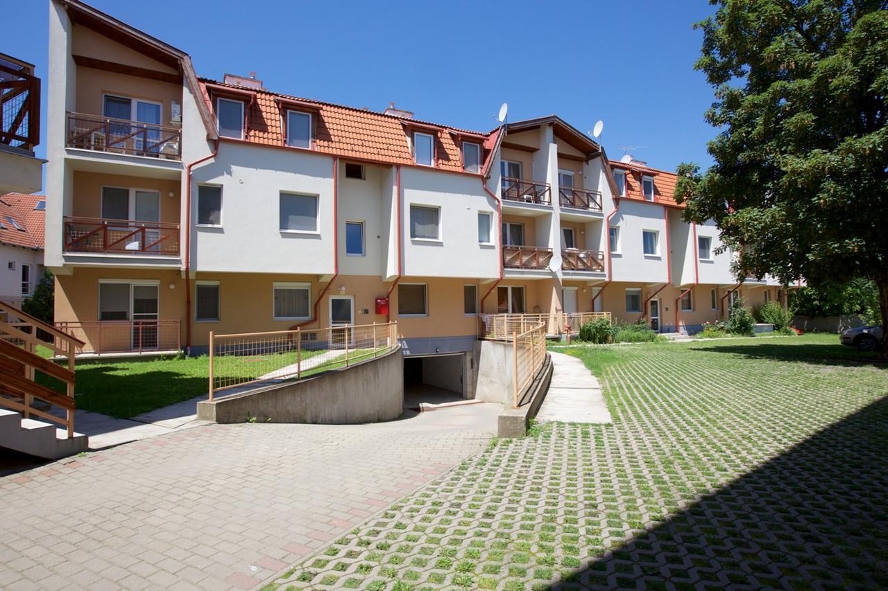 Zoli Apartmanok-Anita Koelcsey 34-36 Хайдусобосло Экстерьер фото